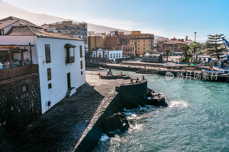 西班牙特内里费岛的Puerto de la Cruz码头和港口附近的建筑物